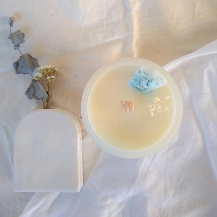 Sweet Pea Candle w/Blue Aragonite